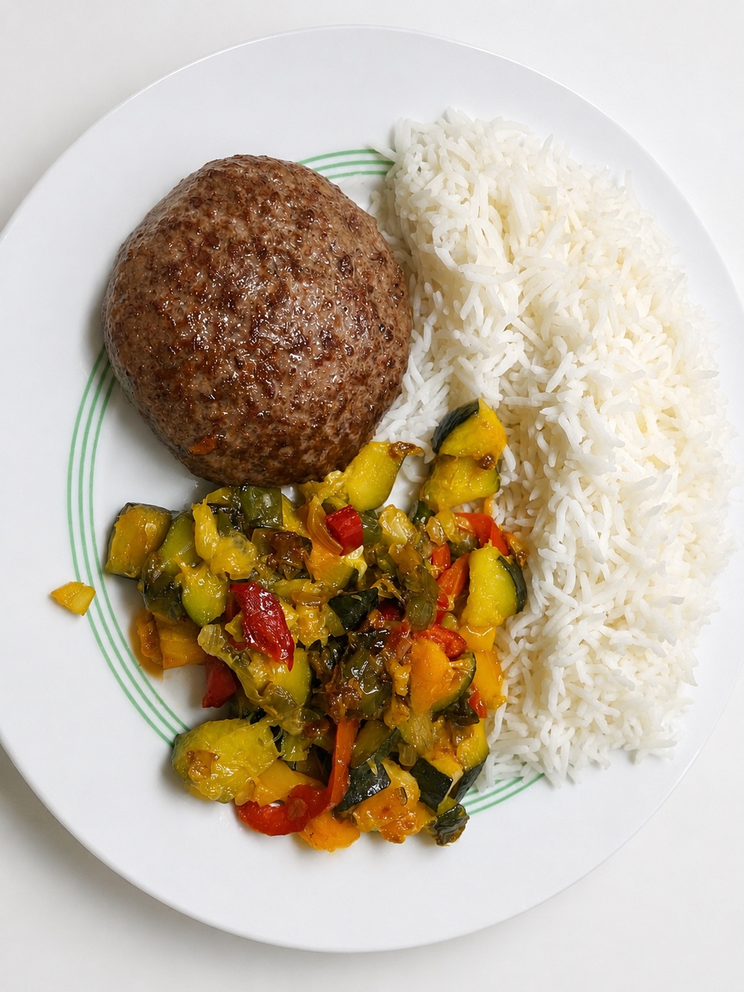 Arroz con verduras y hamburguesa de ternera — cena del plan