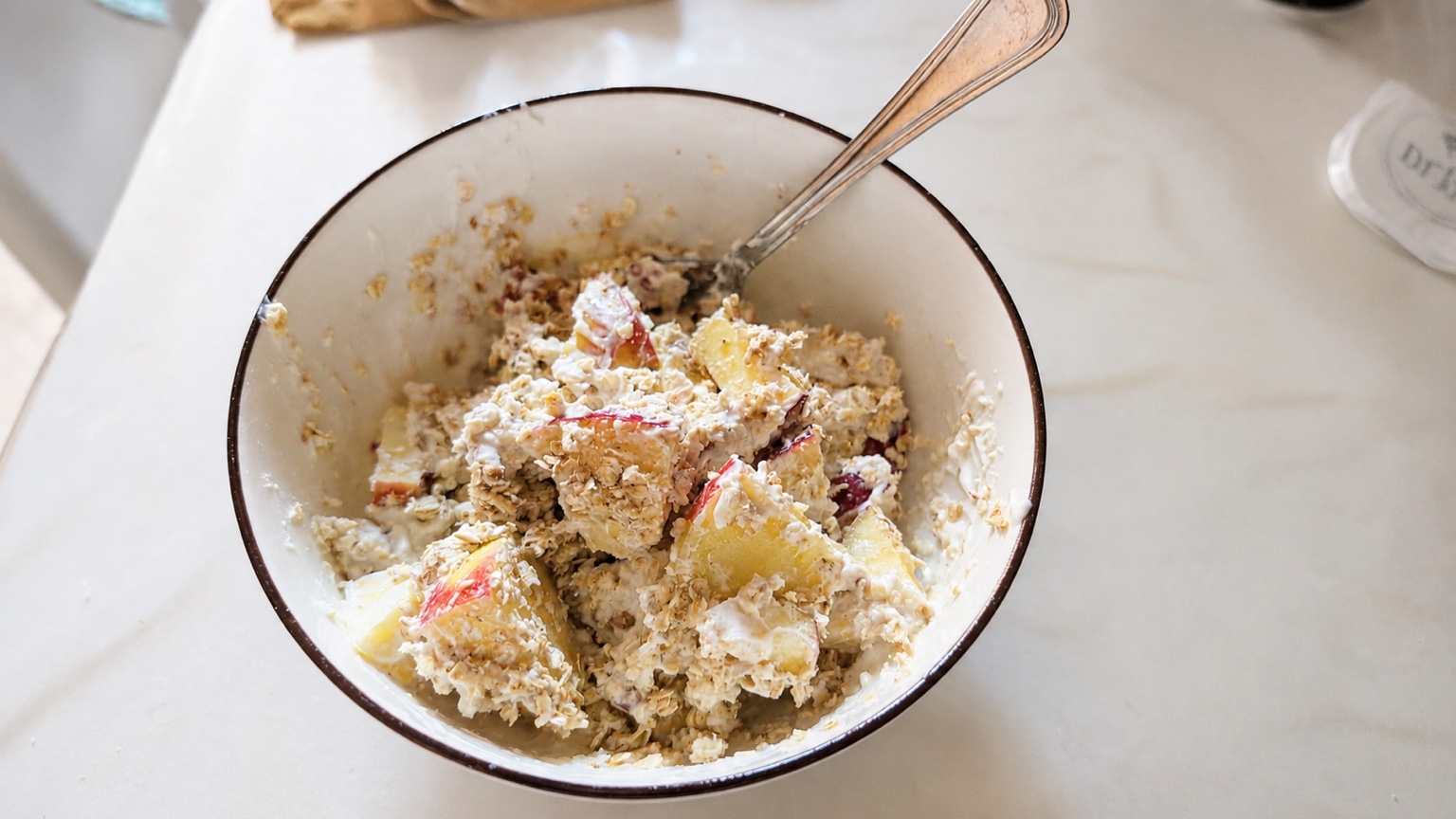 Yogurt con manzana, avena y nueces — desayuno dulce del plan